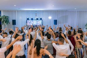 Convidados a dançar numa festa Musiminho