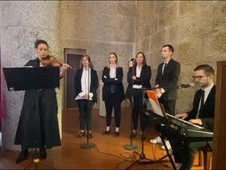 Grupo musical numa cerimónia na igreja