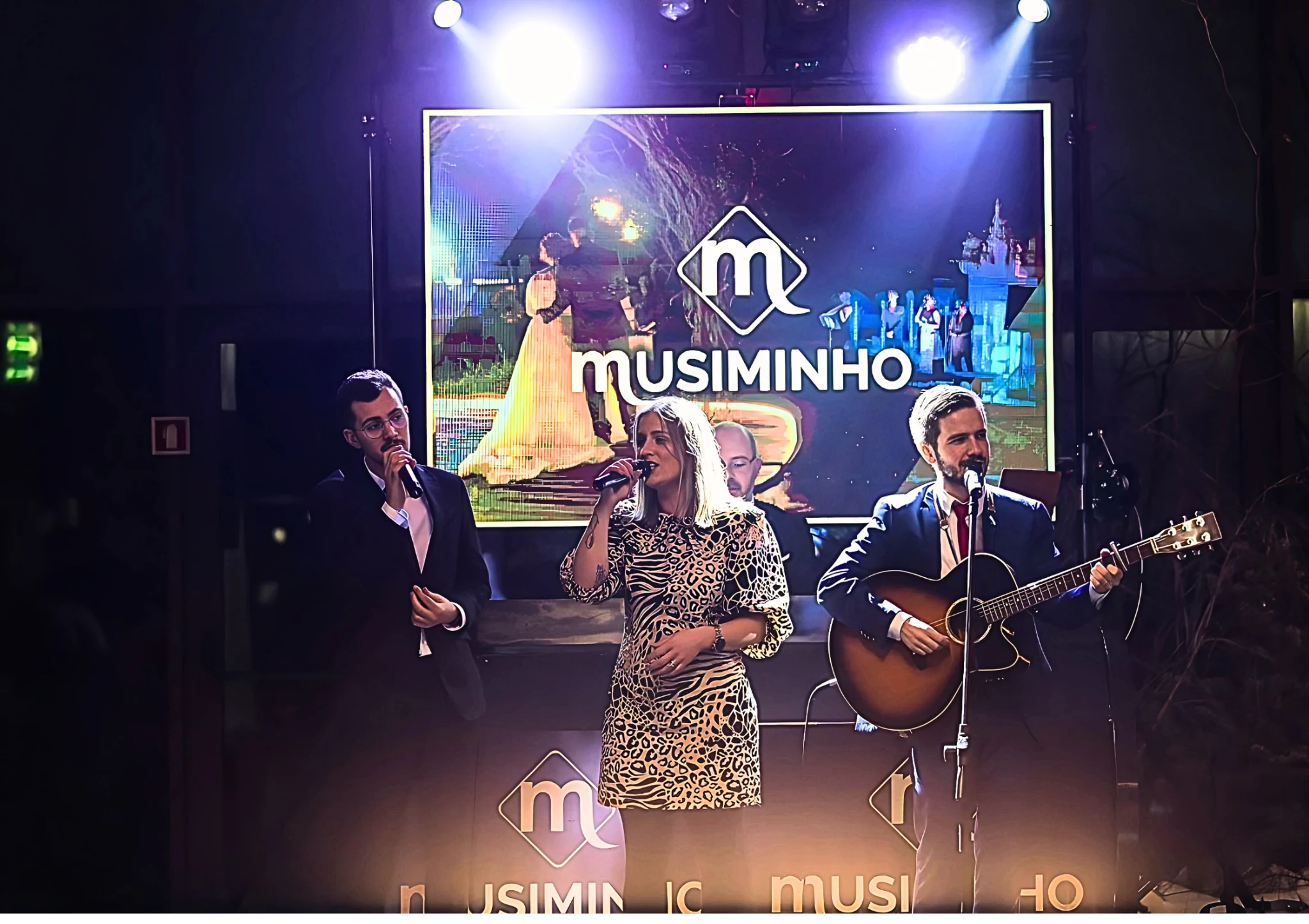 Grupo Musiminho a cantar e tocar ao vivo