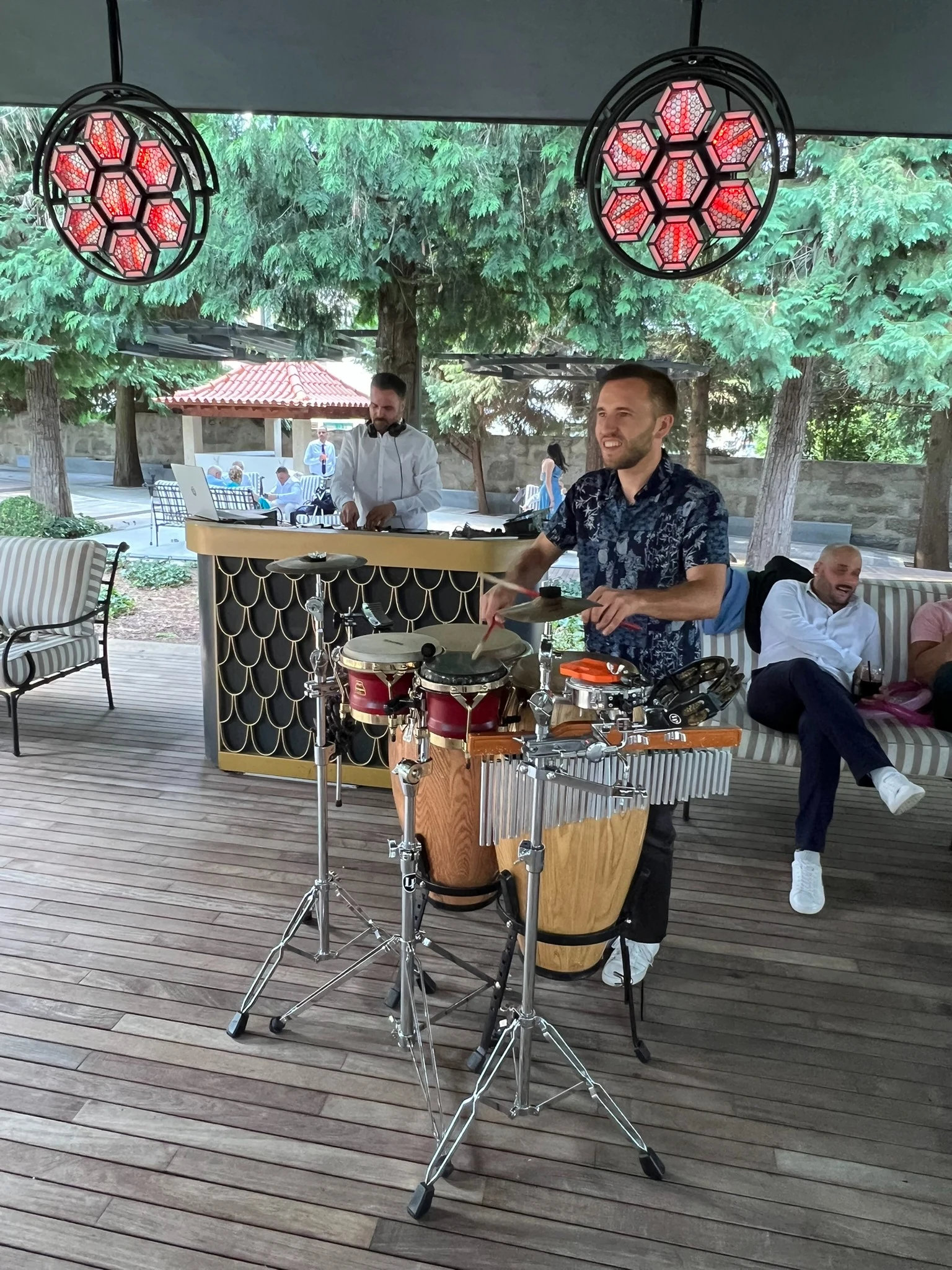 Percussionista a atuar nos aperitivos