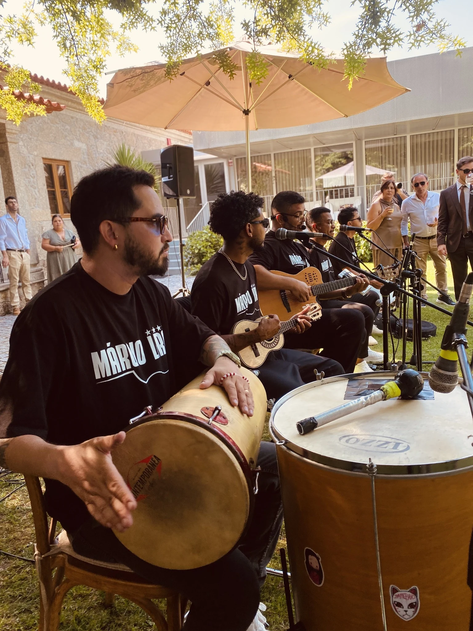 Roda de samba a atuar ao ar livre durante um evento