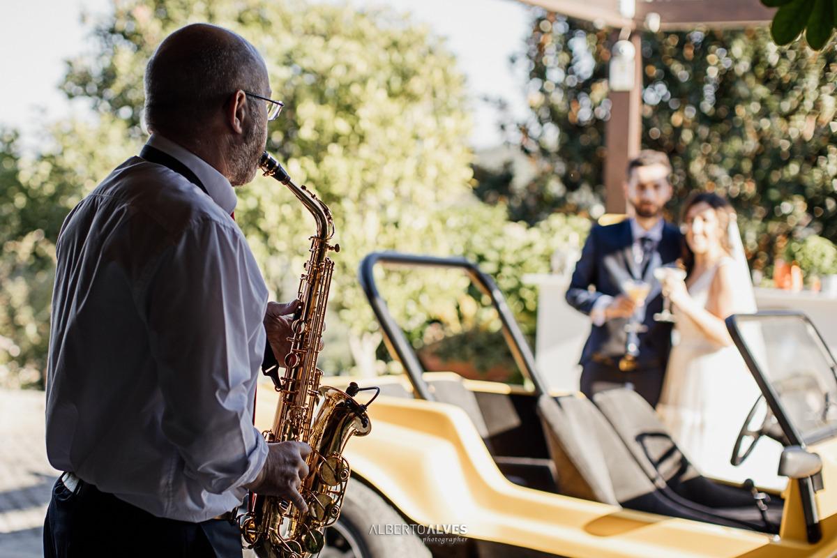 Saxofonista a tocar ao ar livre num casamento